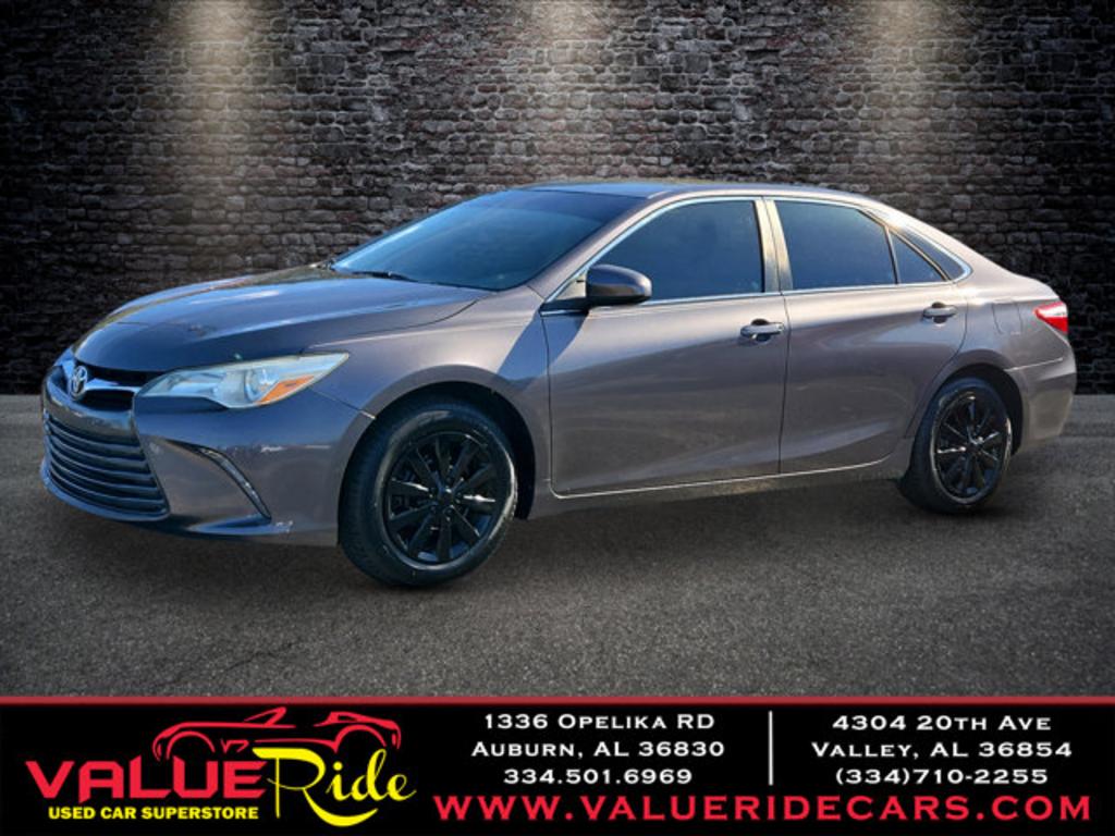 2015 Toyota Camry LE's photo