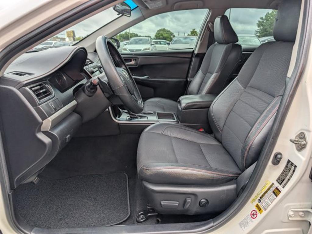 2017 Toyota Camry SE - Photo 13